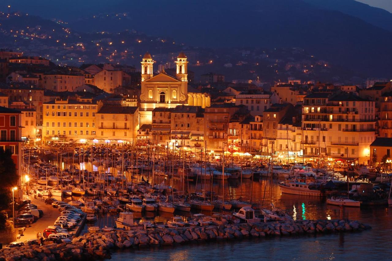 Appartement Beau T2 sur le vieux port, centre de Bastia à Bastia  Extérieur photo
